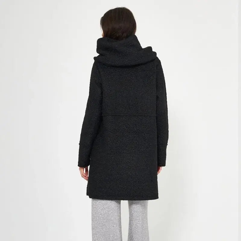Women's autumn/winter hooded button-up coat, stylish and versatile, suitable for various occasions.