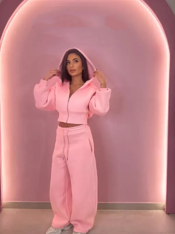 Sports Set - A two-piece tracksuit including a zip-up, crocodile-patterned hoodie and loose-fitting sweatpants, lined with soft fleece for comfortable wear.