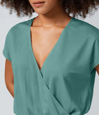 Casual jumpsuit with V-neck, wide legs, pleated, short sleeves, and flowy waffle pattern.