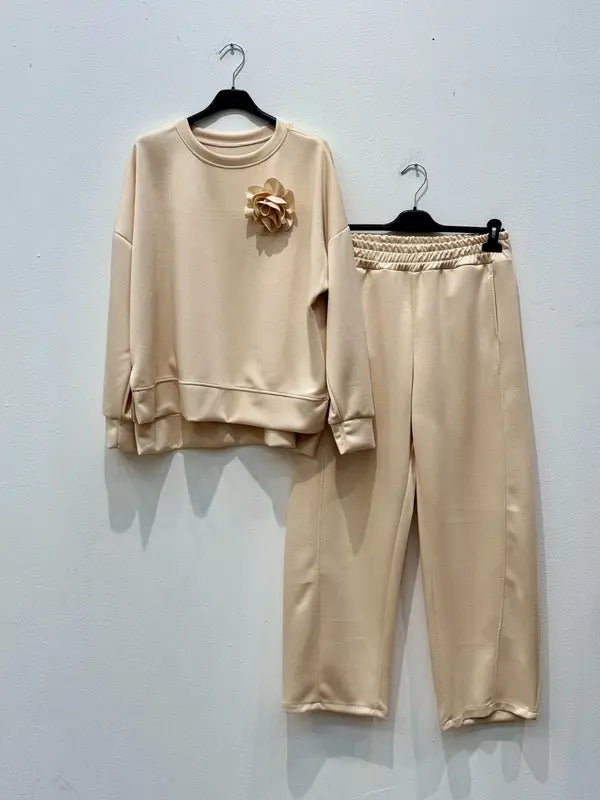 This two-piece wetsuit set, made of wetsuit viscose fabric, includes a shirt adorned with a flower brooch and a pair of elasticated harem pants.