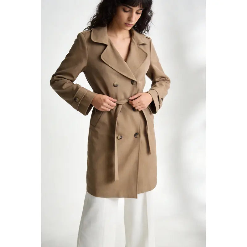 Trench coat, lined, lapel, double-breasted, with belt, front pockets, comfortable women's wear, elegant and versatile, suitable for any occasion, formal or casual, especially suitable for autumn, winter and spring.