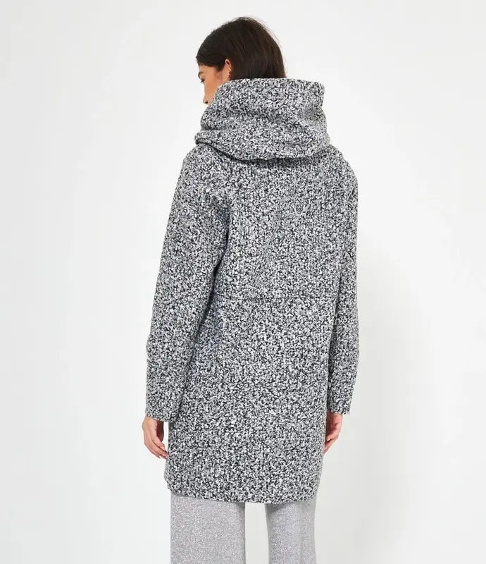 Women's autumn/winter hooded button-up coat, stylish and versatile, suitable for various occasions.