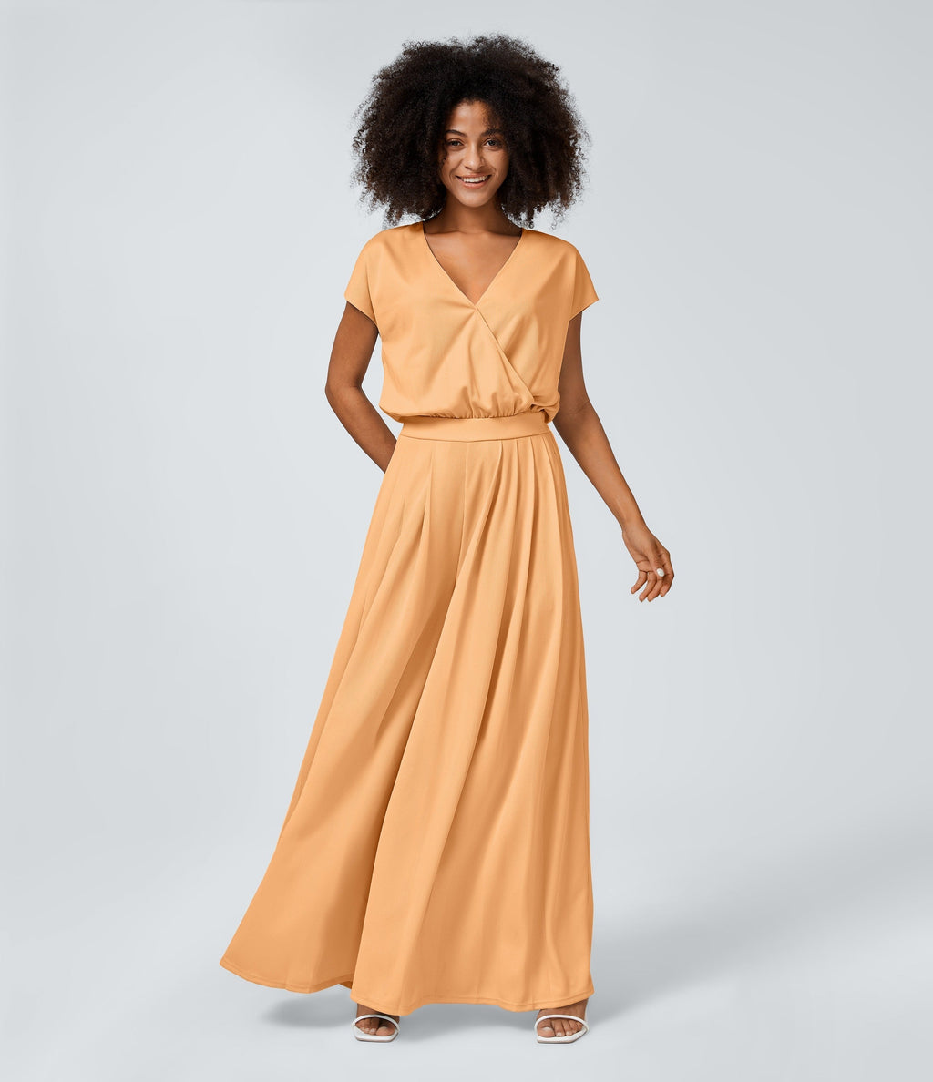 Casual jumpsuit with V-neck, wide legs, pleated, short sleeves, and flowy waffle pattern.