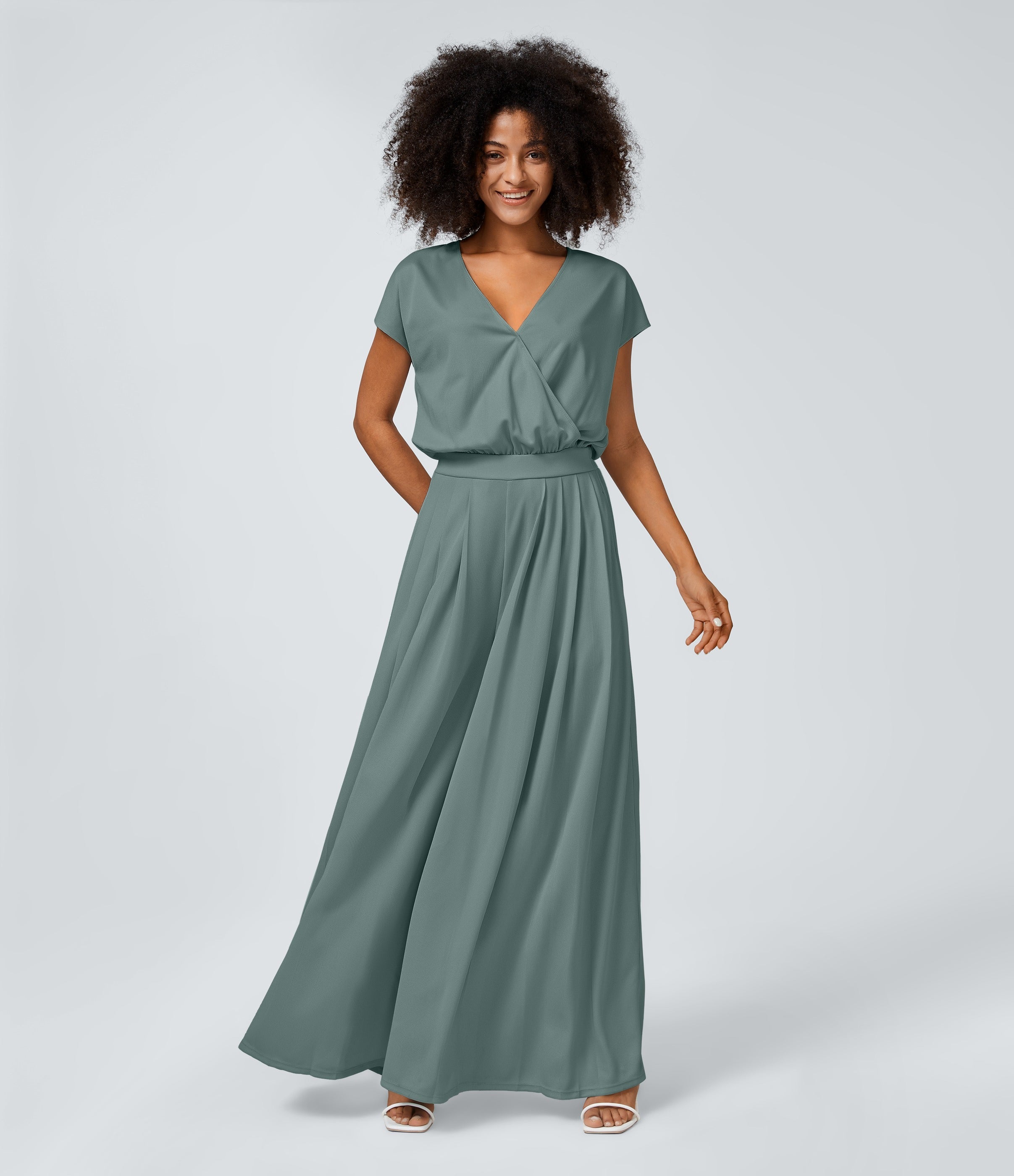 Casual jumpsuit with V-neck, wide legs, pleated, short sleeves, and flowy waffle pattern.