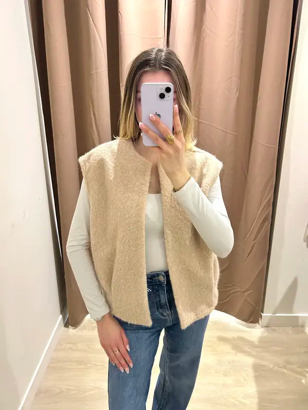 Soft, sleeveless vest for a chic and comfortable look.