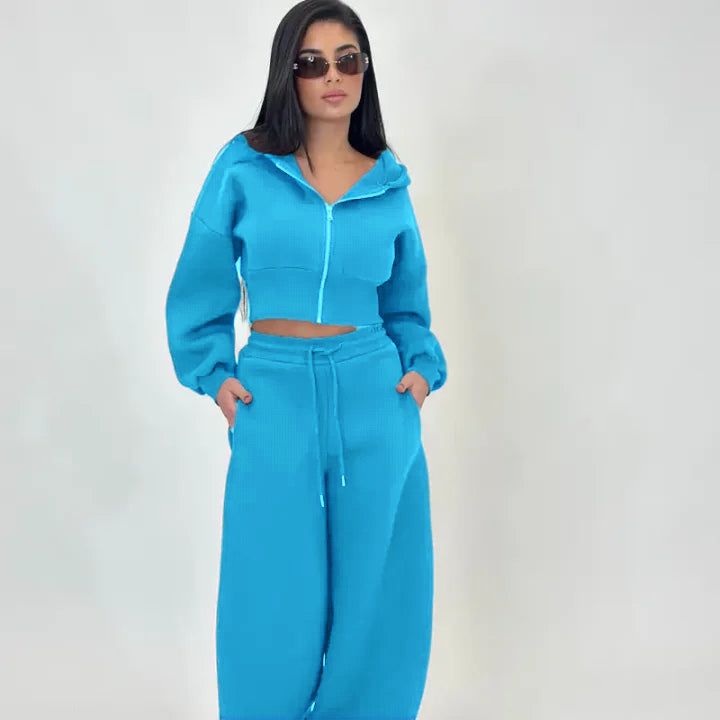 Sports Set - A two-piece tracksuit including a zip-up, crocodile-patterned hoodie and loose-fitting sweatpants, lined with soft fleece for comfortable wear.