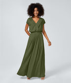Casual jumpsuit with V-neck, wide legs, pleated, short sleeves, and flowy waffle pattern.