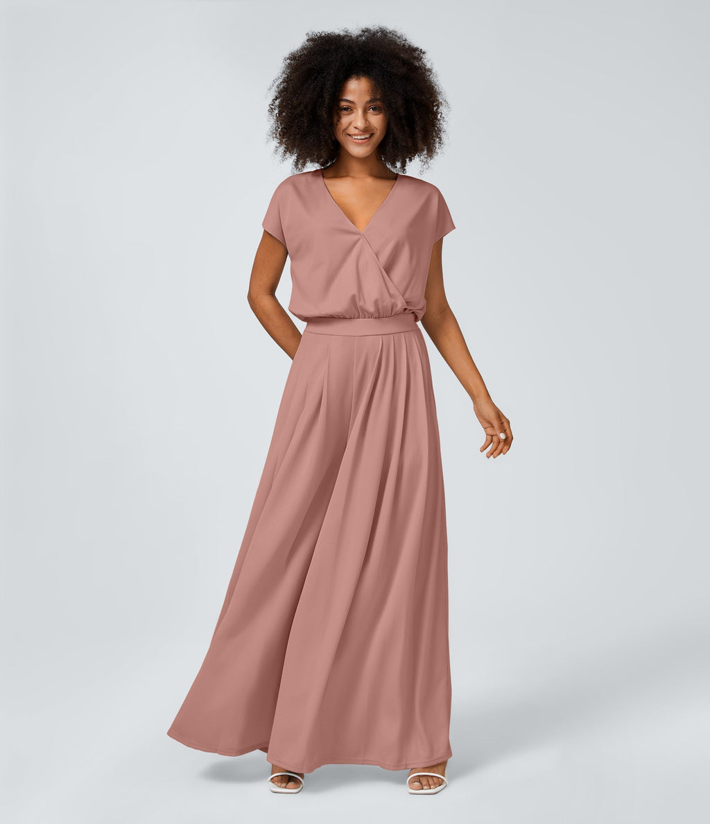 Casual jumpsuit with V-neck, wide legs, pleated, short sleeves, and flowy waffle pattern.