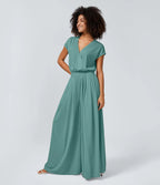Casual jumpsuit with V-neck, wide legs, pleated, short sleeves, and flowy waffle pattern.