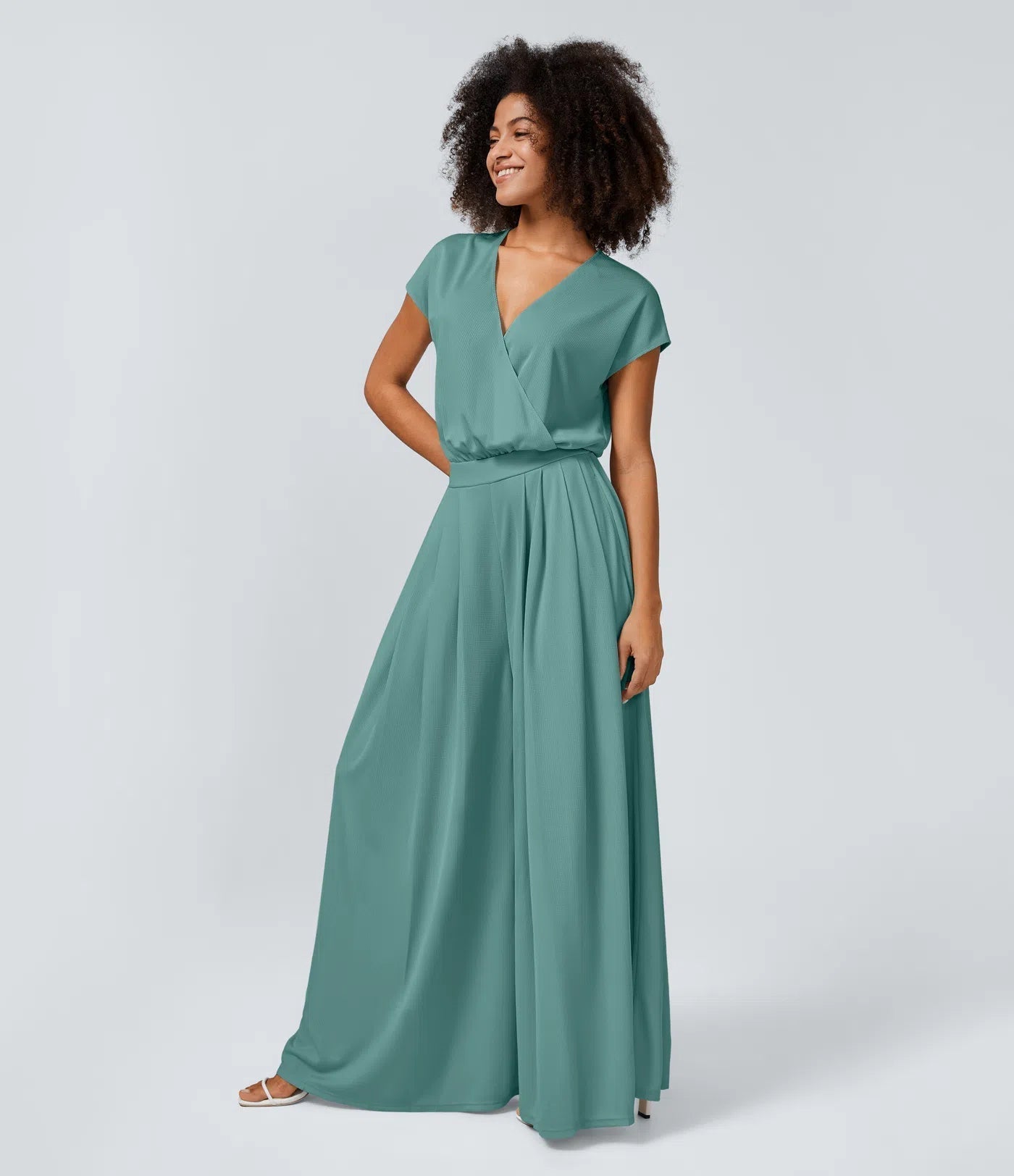 Casual jumpsuit with V-neck, wide legs, pleated, short sleeves, and flowy waffle pattern.