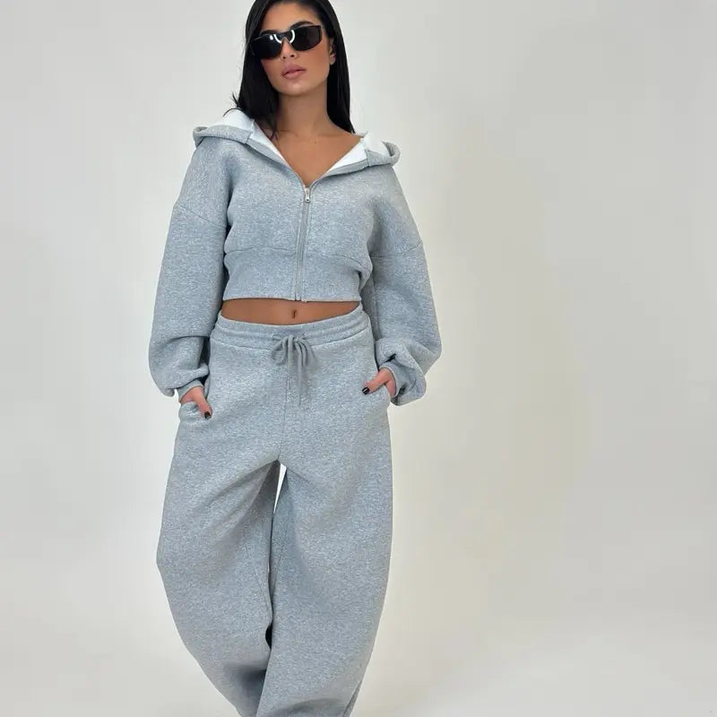 Sports Set - A two-piece tracksuit including a zip-up, crocodile-patterned hoodie and loose-fitting sweatpants, lined with soft fleece for comfortable wear.