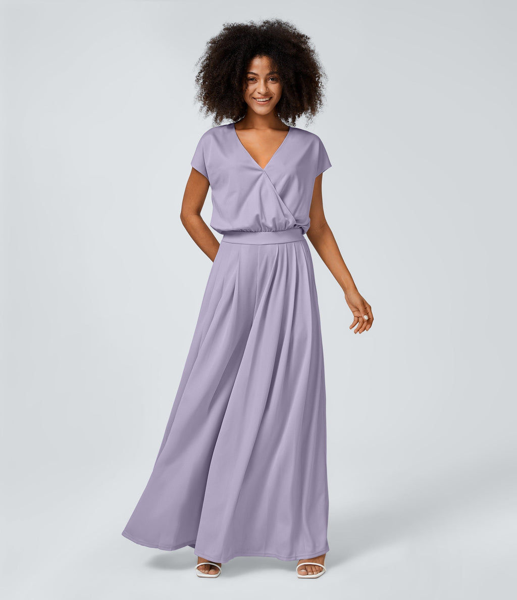 Casual jumpsuit with V-neck, wide legs, pleated, short sleeves, and flowy waffle pattern.