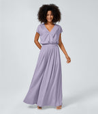 Casual jumpsuit with V-neck, wide legs, pleated, short sleeves, and flowy waffle pattern.