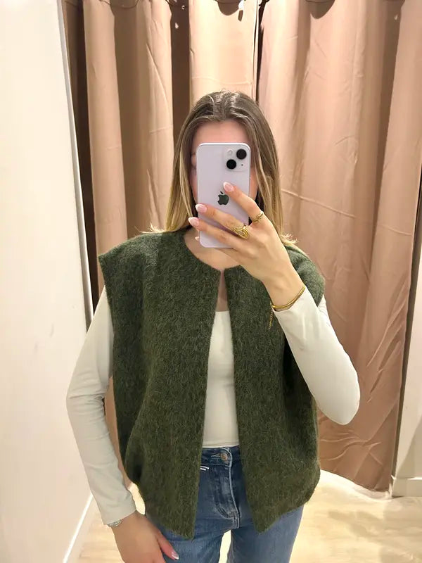 Soft, sleeveless vest for a chic and comfortable look.