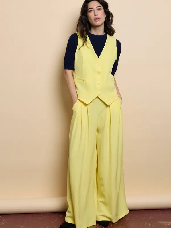 Women's suit, casual style, sleeveless jacket, loose trousers