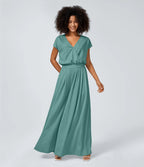 Casual jumpsuit with V-neck, wide legs, pleated, short sleeves, and flowy waffle pattern.