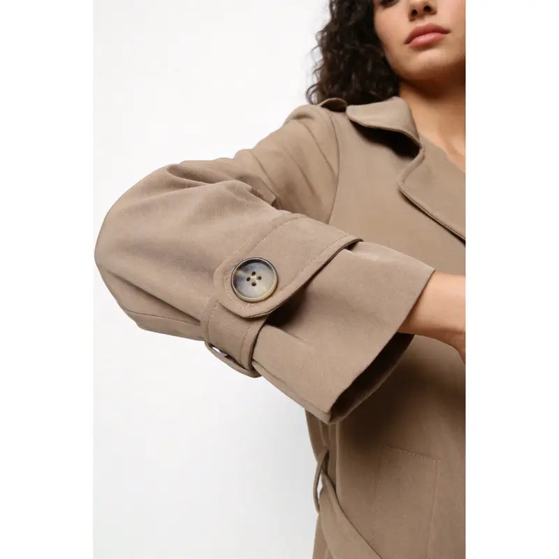 Trench coat, lined, lapel, double-breasted, with belt, front pockets, comfortable women's wear, elegant and versatile, suitable for any occasion, formal or casual, especially suitable for autumn, winter and spring.