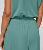 Casual jumpsuit with V-neck, wide legs, pleated, short sleeves, and flowy waffle pattern.