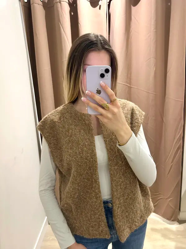 Soft, sleeveless vest for a chic and comfortable look.