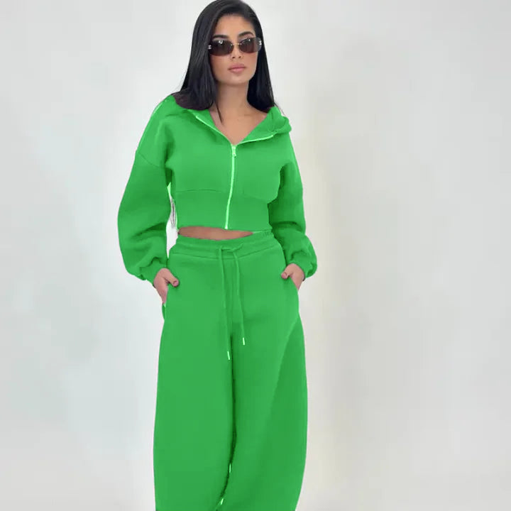 Sports Set - A two-piece tracksuit including a zip-up, crocodile-patterned hoodie and loose-fitting sweatpants, lined with soft fleece for comfortable wear.