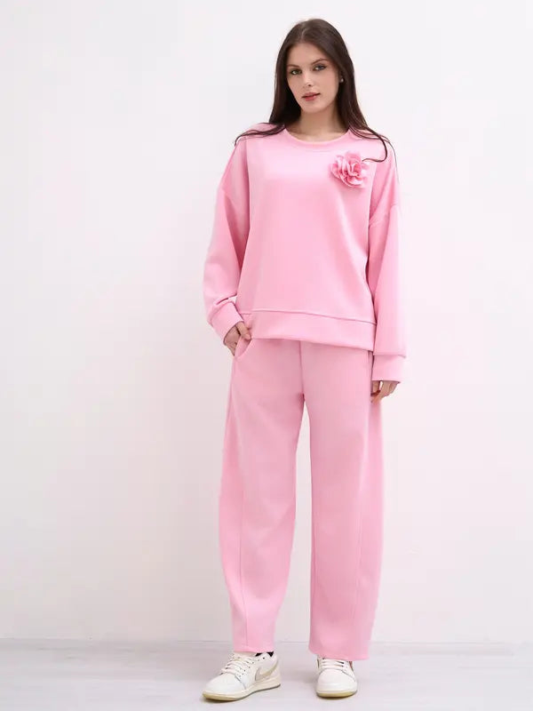 This two-piece wetsuit set, made of wetsuit viscose fabric, includes a shirt adorned with a flower brooch and a pair of elasticated harem pants.
