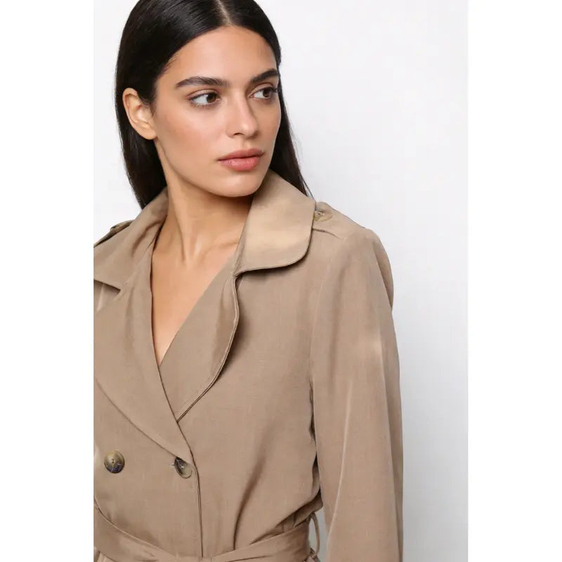 Trench coat, lined, lapel, double-breasted, with belt, front pockets, comfortable women's wear, elegant and versatile, suitable for any occasion, formal or casual, especially suitable for autumn, winter and spring.