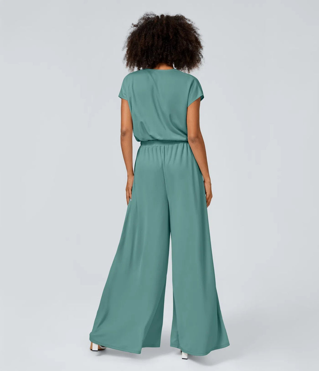 Casual jumpsuit with V-neck, wide legs, pleated, short sleeves, and flowy waffle pattern.