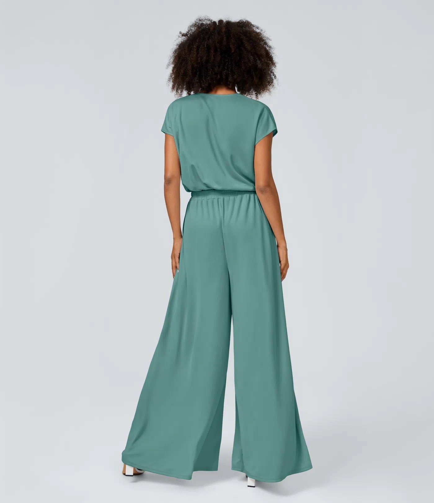 Casual jumpsuit with V-neck, wide legs, pleated, short sleeves, and flowy waffle pattern.