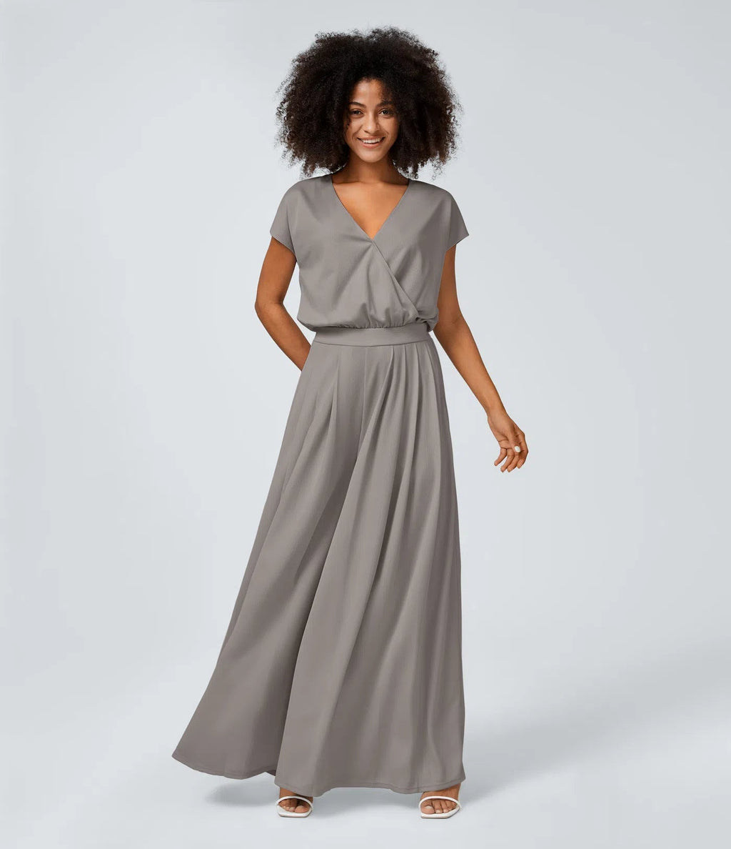 Casual jumpsuit with V-neck, wide legs, pleated, short sleeves, and flowy waffle pattern.