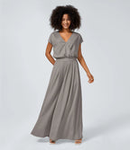 Casual jumpsuit with V-neck, wide legs, pleated, short sleeves, and flowy waffle pattern.