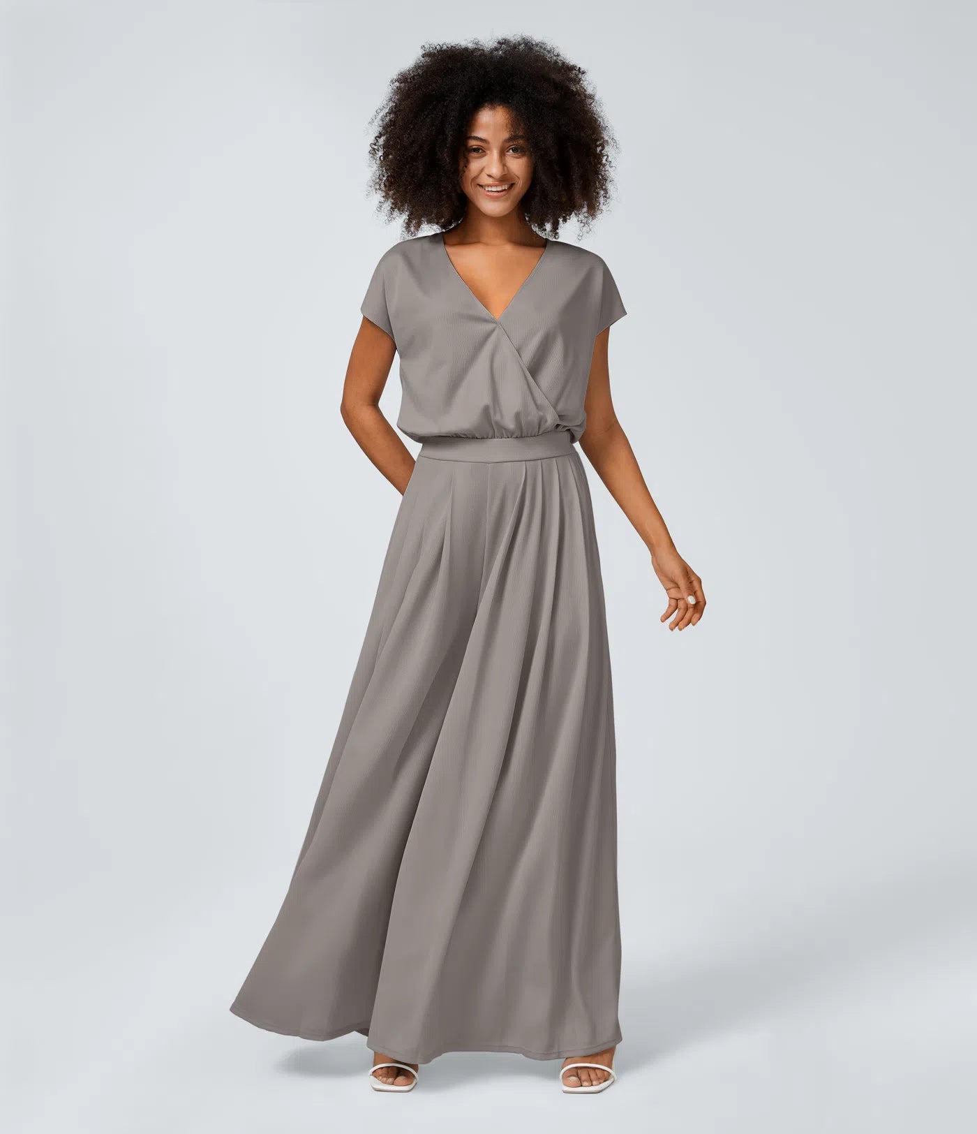 Casual jumpsuit with V-neck, wide legs, pleated, short sleeves, and flowy waffle pattern.