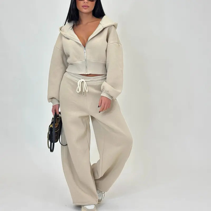 Sports Set - A two-piece tracksuit including a zip-up, crocodile-patterned hoodie and loose-fitting sweatpants, lined with soft fleece for comfortable wear.