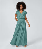 Casual jumpsuit with V-neck, wide legs, pleated, short sleeves, and flowy waffle pattern.