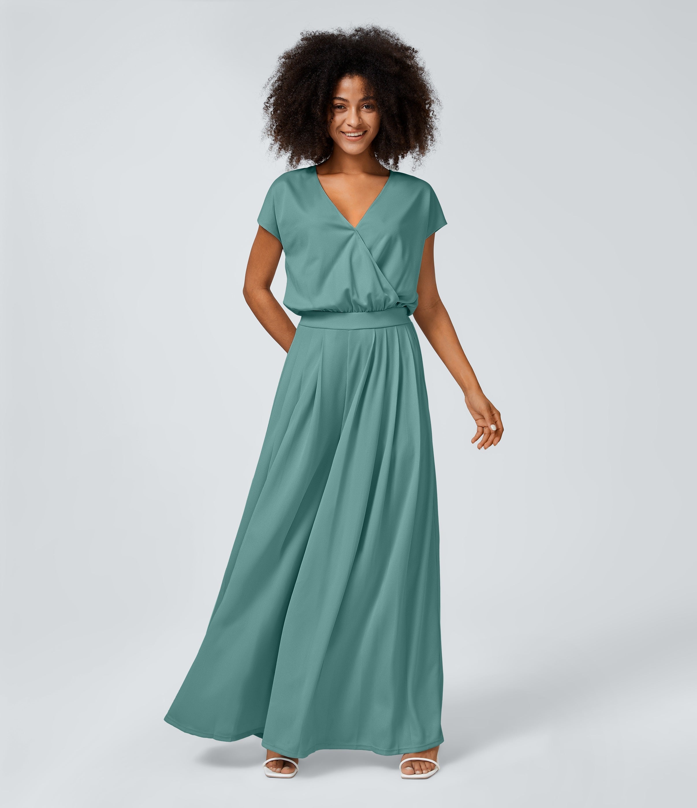 Casual jumpsuit with V-neck, wide legs, pleated, short sleeves, and flowy waffle pattern.