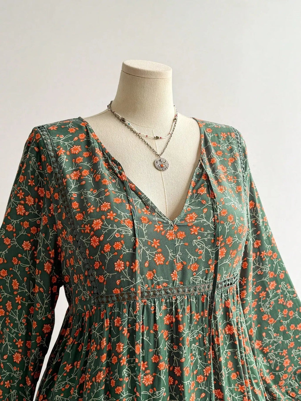 Plus Size Women's Floral Woven Dress, Fall Winter V Neck Tie Back Lace Trim Long Sleeve Maxi Dress, Casual Elegant Fashion