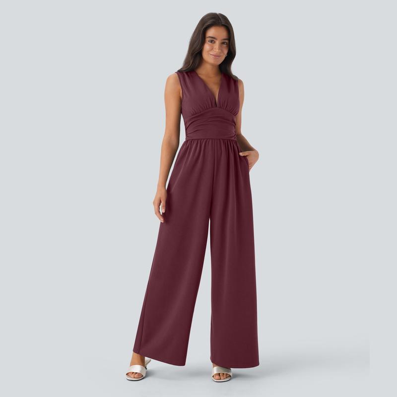 Casual jumpsuit with V-neck, wide legs, pleated, short sleeves, and flowy waffle pattern.