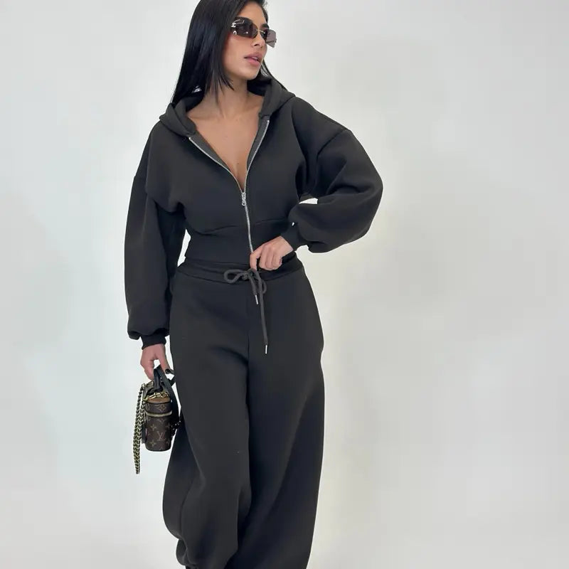 Sports Set - A two-piece tracksuit including a zip-up, crocodile-patterned hoodie and loose-fitting sweatpants, lined with soft fleece for comfortable wear.