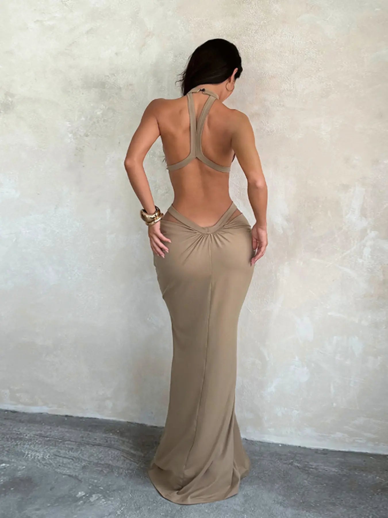 Vacation dress featuring a shimmering ribbon and cut-outs
