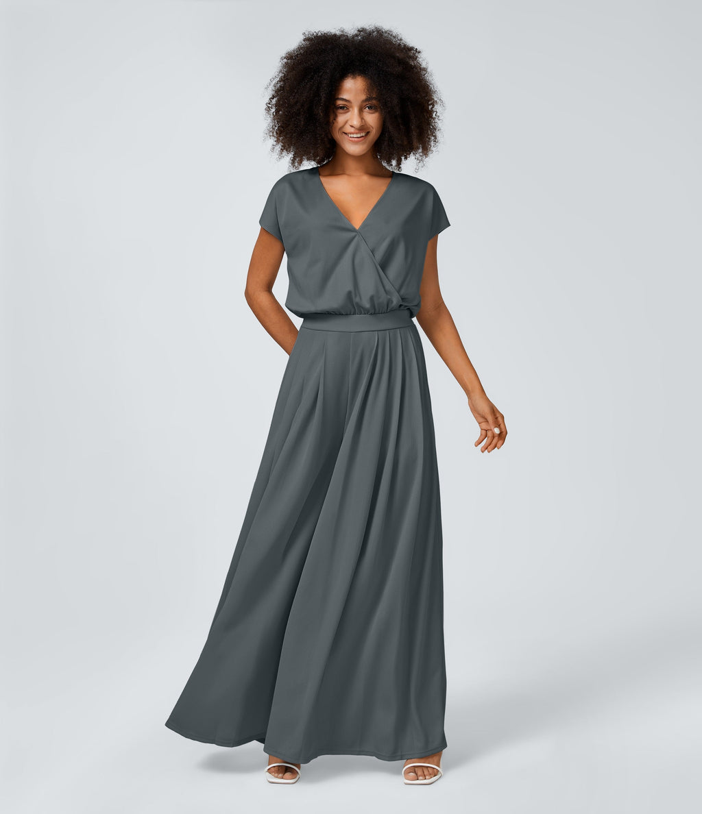 Casual jumpsuit with V-neck, wide legs, pleated, short sleeves, and flowy waffle pattern.