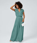 Casual jumpsuit with V-neck, wide legs, pleated, short sleeves, and flowy waffle pattern.