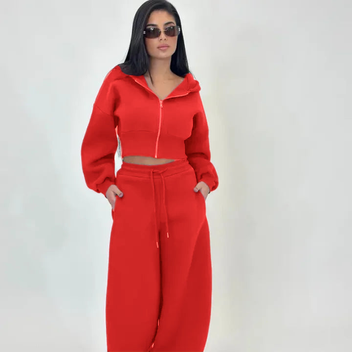 Sports Set - A two-piece tracksuit including a zip-up, crocodile-patterned hoodie and loose-fitting sweatpants, lined with soft fleece for comfortable wear.