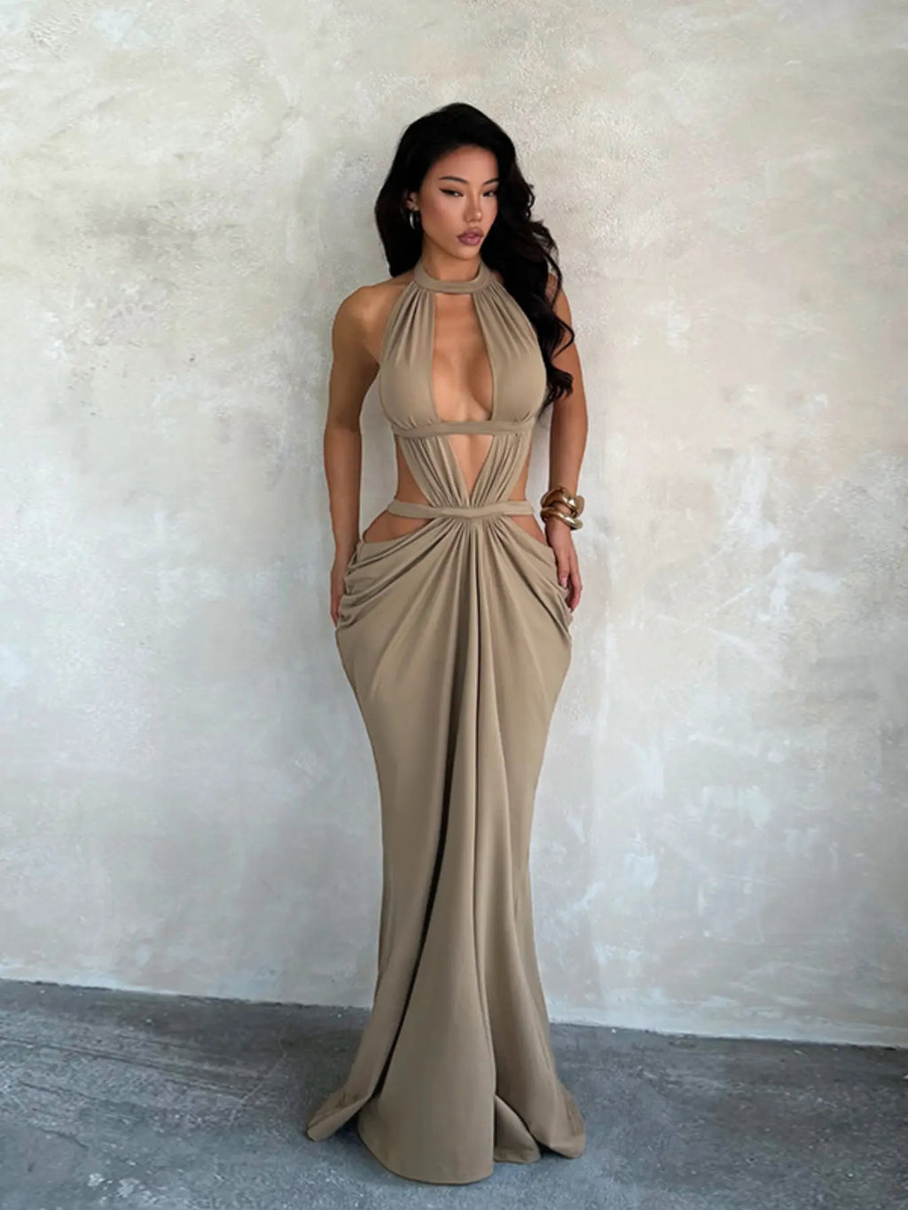 Vacation dress featuring a shimmering ribbon and cut-outs