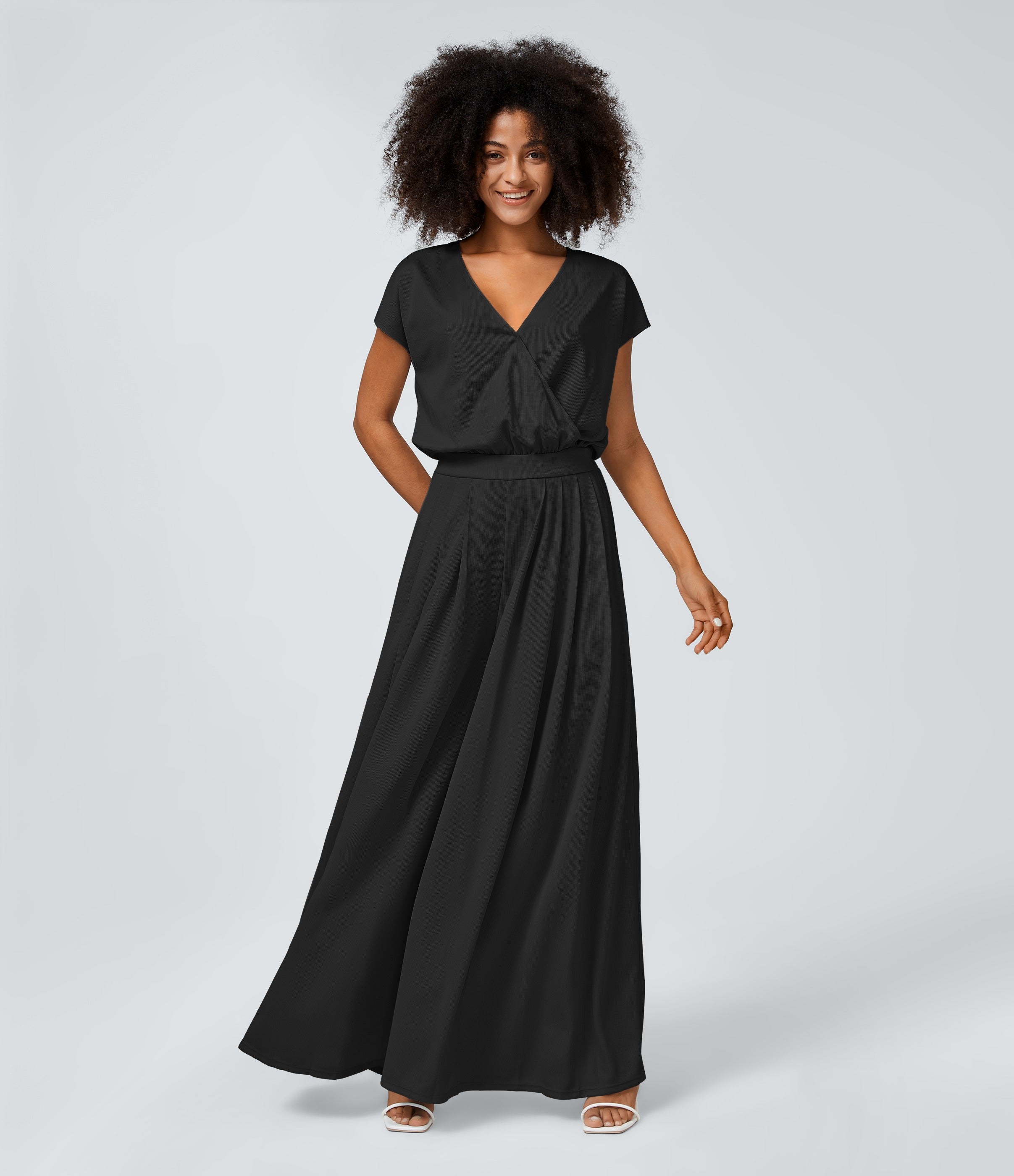 Casual jumpsuit with V-neck, wide legs, pleated, short sleeves, and flowy waffle pattern.