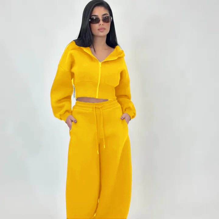 Sports Set - A two-piece tracksuit including a zip-up, crocodile-patterned hoodie and loose-fitting sweatpants, lined with soft fleece for comfortable wear.