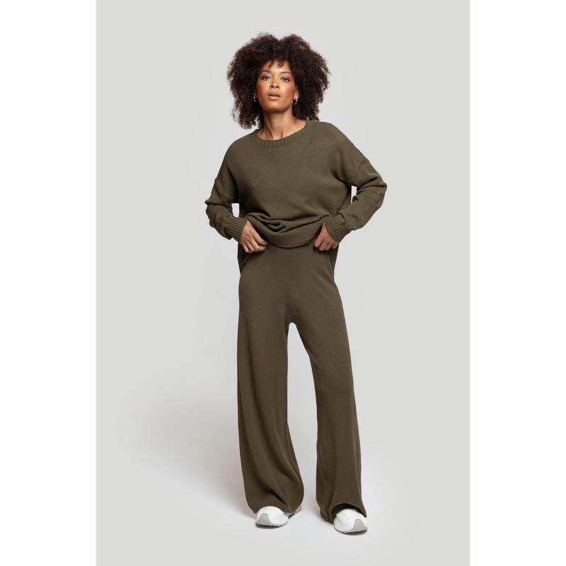 Two-piece knitwear set: long-sleeved T-shirt, crew neck, elastic waistband trousers, medium knit, comfortable and versatile, women's wear, suitable for everyday wear, especially for the changing seasons.