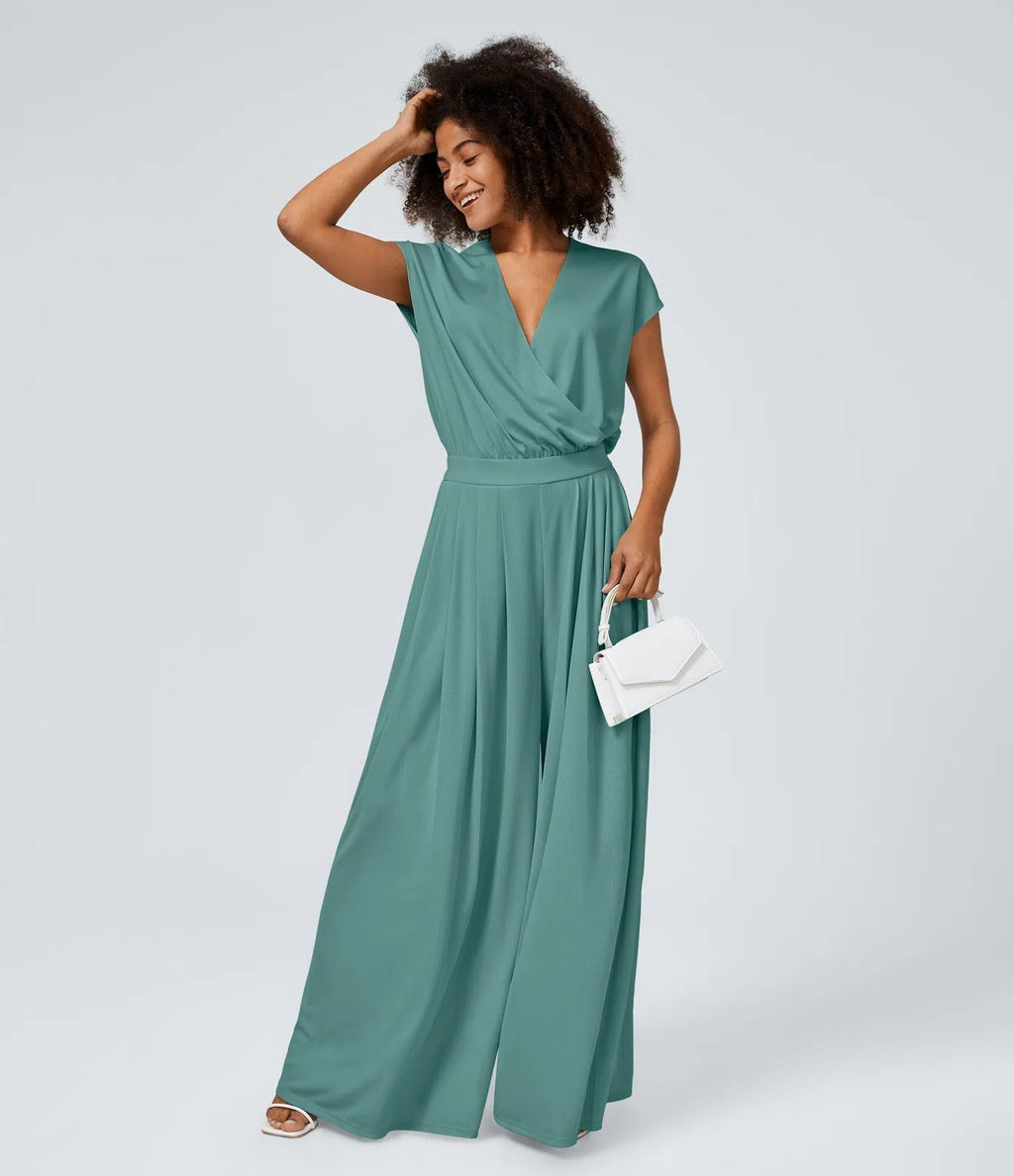 Casual jumpsuit with V-neck, wide legs, pleated, short sleeves, and flowy waffle pattern.
