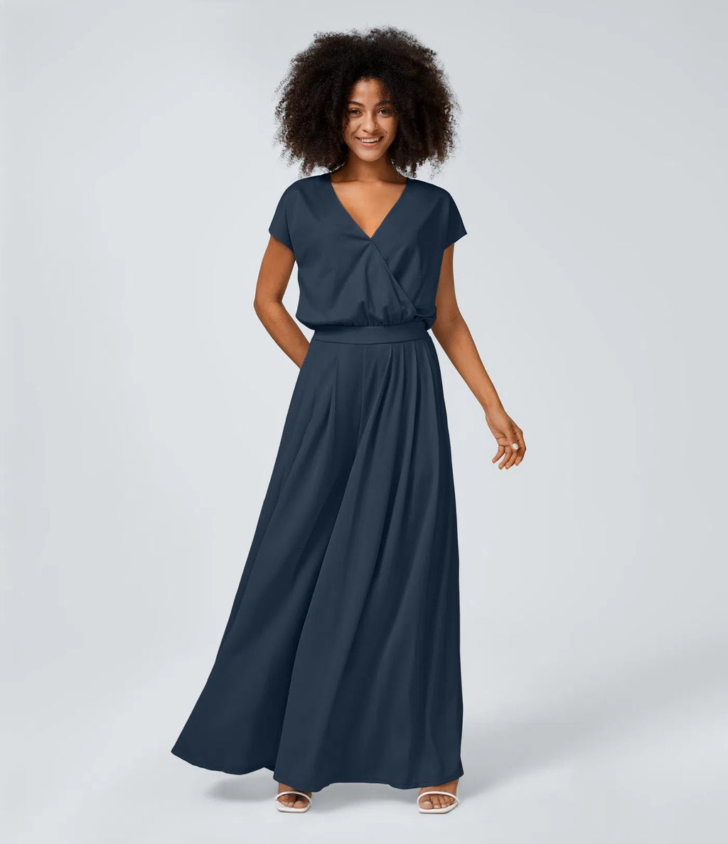 Casual jumpsuit with V-neck, wide legs, pleated, short sleeves, and flowy waffle pattern.