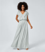 Casual jumpsuit with V-neck, wide legs, pleated, short sleeves, and flowy waffle pattern.