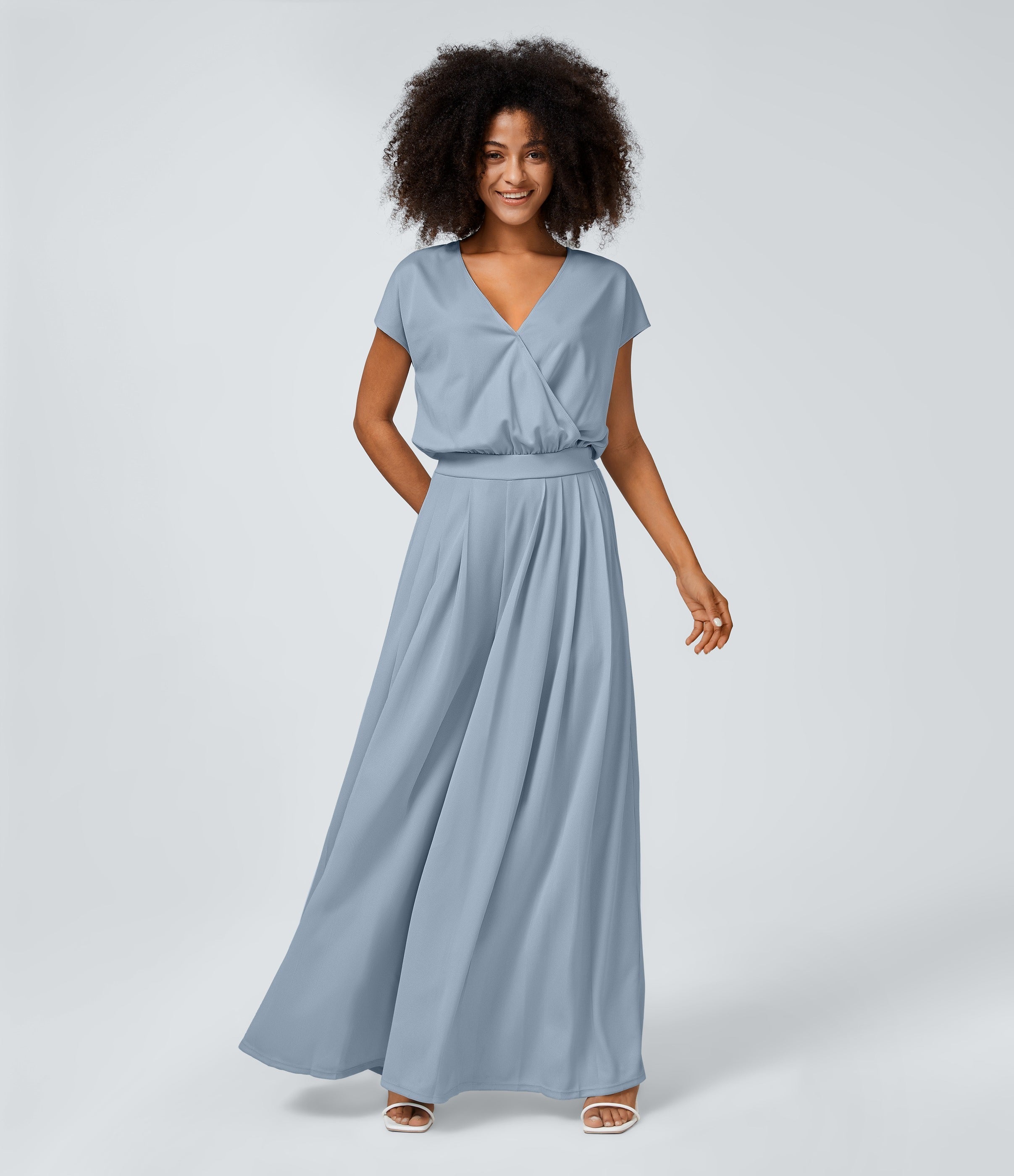 Casual jumpsuit with V-neck, wide legs, pleated, short sleeves, and flowy waffle pattern.