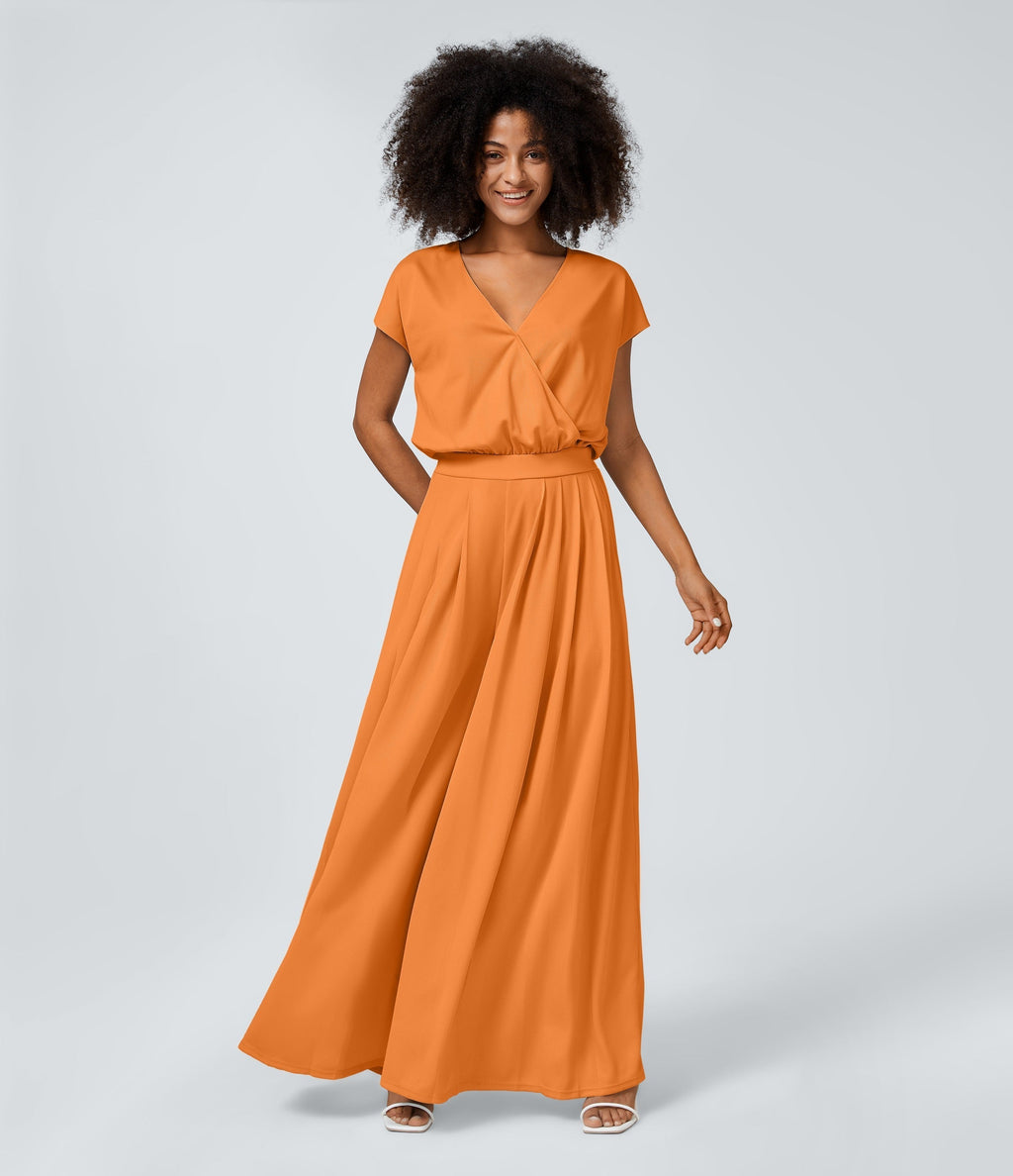 Casual jumpsuit with V-neck, wide legs, pleated, short sleeves, and flowy waffle pattern.